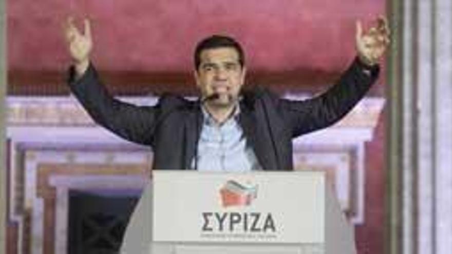 Tsipras celebra la victoria con sus seguidores.