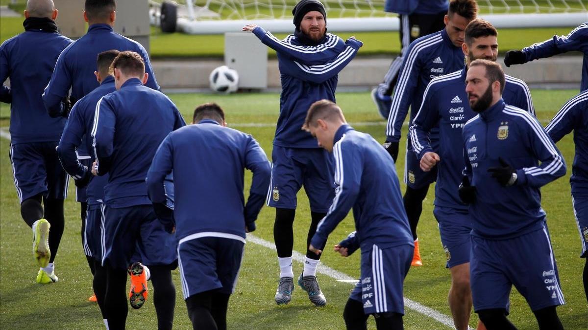 Messi, rodeado de compañeros, durante el entrenamiento del domingo en Valdebebas