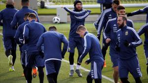 Messi, rodeado de compañeros, durante el entrenamiento del domingo en Valdebebas.