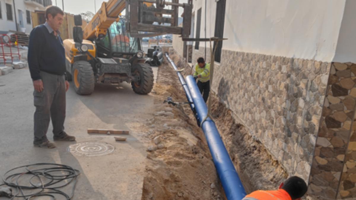 Operarios trabajan en la red de suministro de agua potable en la calle Sant Roc de Bellreguard
