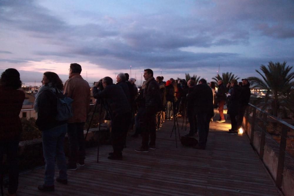 Frühaufsteher auf Mallorca sind am Samstagmorgen (23.12.) belohnt worden: An der Kathedrale von Palma de Mallorca war ein besonderes Lichtspektakel zu bewundern. Rund 500 Besucher bestaunten, wie die aufgehende Sonne zur Wintersonnenwende direkt durch die beiden Rosetten schien und die Kathedrale scheinbar von innen erstrahlen ließ.