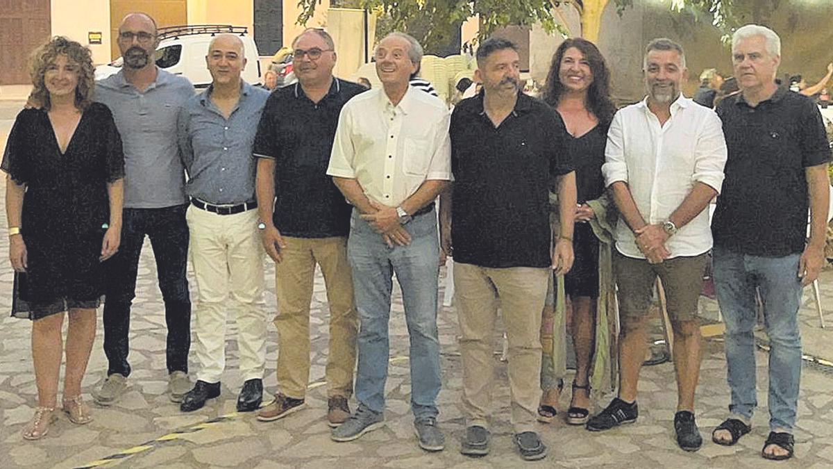 Foto de familia de los asistentes a la tradicional cena de verano de El Pi, ayer en Petra.