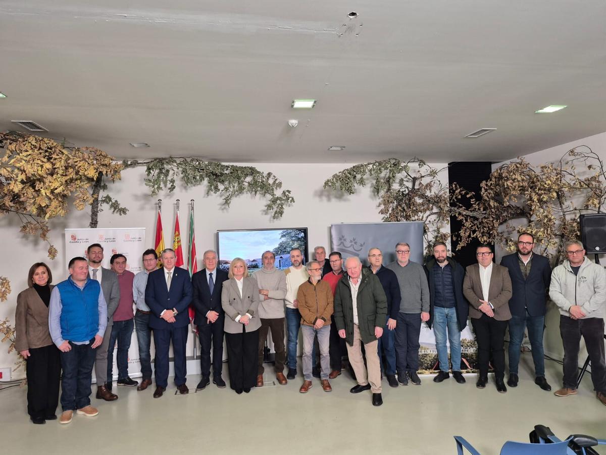 Firma del protocoo de actuación para lña recuperación del camping El Folgoso en Galende.