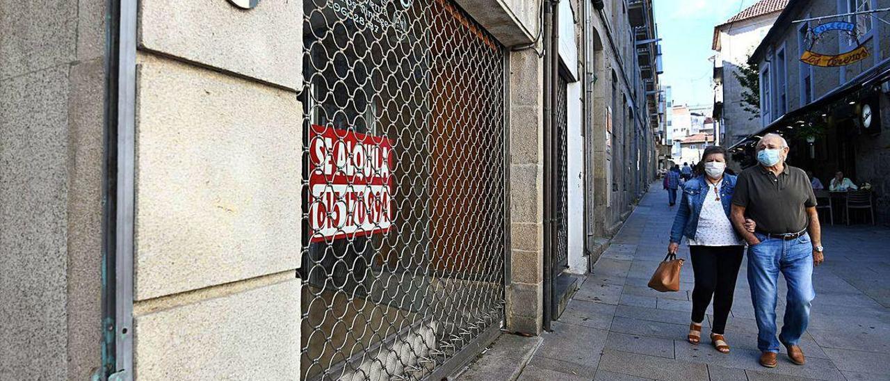 Negocios cerrados en una calle de Pontevedra.