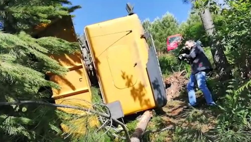 Fallece un joven conductor de un camión tras caer por un terraplén en Mos