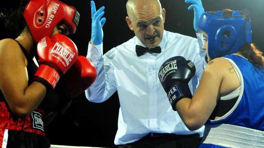 Un combate de boxeo disputado en el pabellón de Fontecarmoa en 2015. // Iñaki Abella