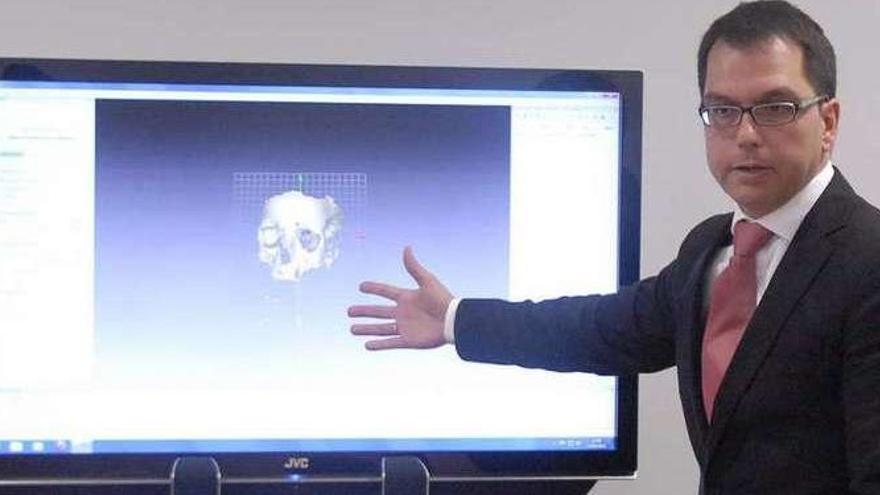 El investigador Sergio Damas, en una demostración del programa de reconocimiento forense &quot;Face2Skull&quot; que desarrolló el centro de Soft Computing de Mieres.