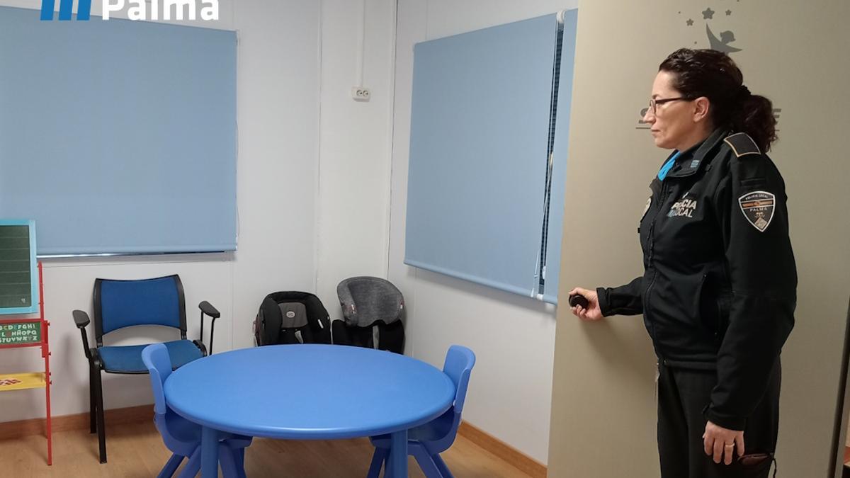 Una agente de la Policía Local de Palma en la sala amable para recoger la denuncia de violencia de género.