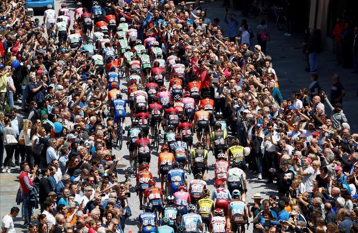 Los corredores toman el inicio de la etapa doce del 102 Giro de Italia, en Cuneo to Pinerolo.