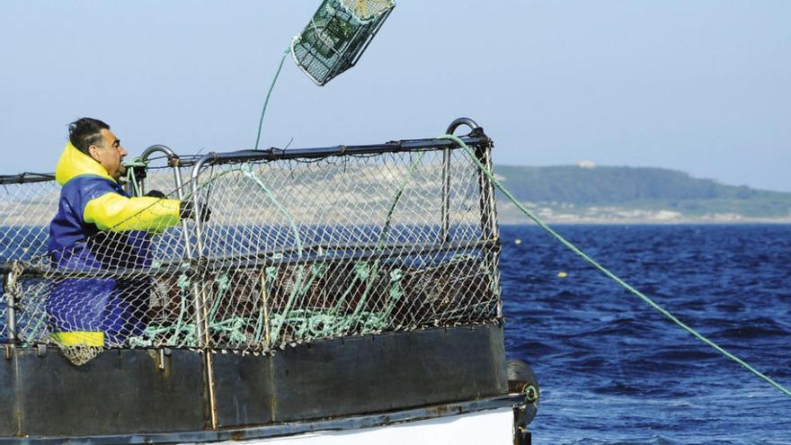 Un pescador lanzando su nasa durante esta campaña. // Iñaki Abella