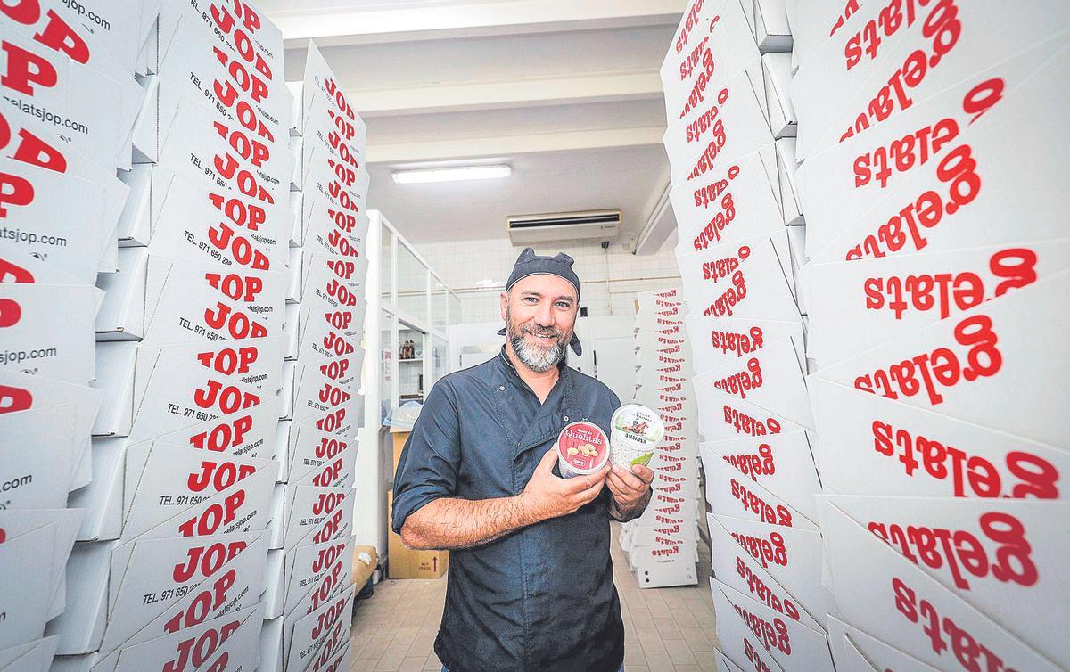 El jefe de producción de la fábrica JOP, Francisco Calzado, muestra una tarrina de helado de Quelitas y otra de Ron Amazona.