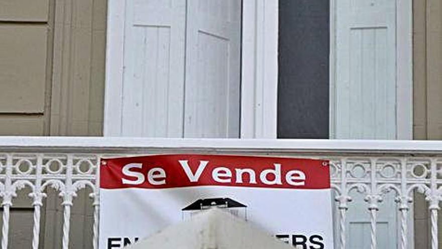 Cartel de &#039;Se vende&#039; en la fachada de una vivienda en A Coruña.