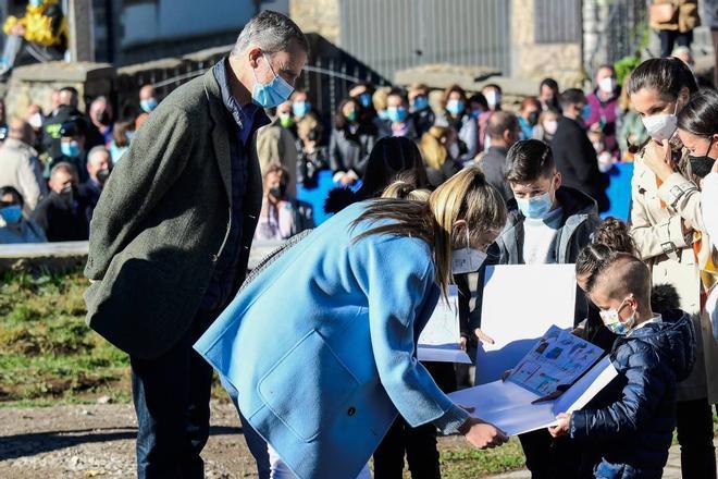 La infanta Sofía atiende unos niños durante la visita a Santa María del Puerto en Asturias