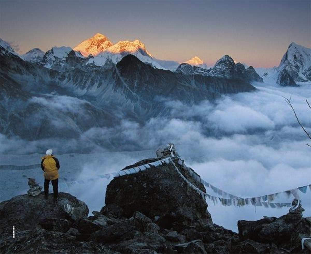 El Monte Everest, cuyo
nombre tibetano es
Qomolangma o &quot;Madre del
Universo&quot;, se alza como la
cum