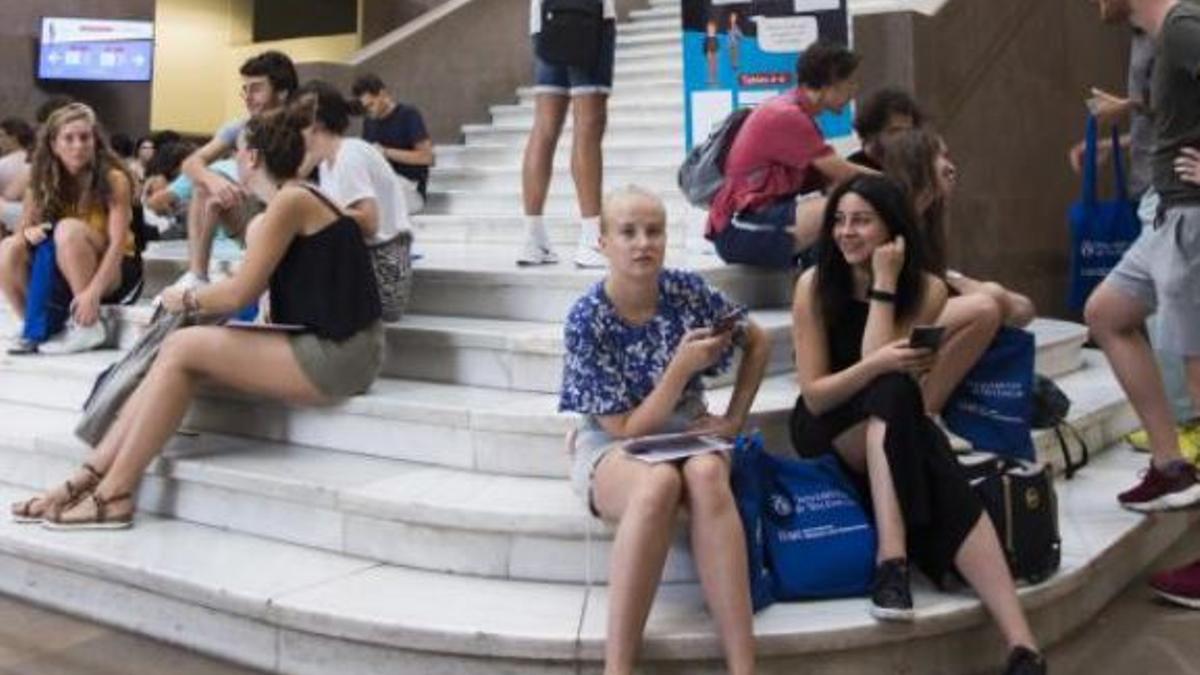 Erasmus antes de un acto de bienvenida en la UV. | M.Á.MONTESINOS