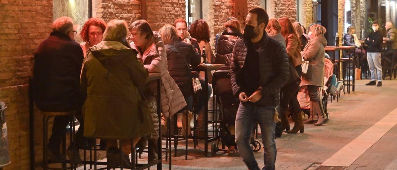 Por el momento, los bares y restaurantes de Vila-real no pagarán la tasa por sacar meses y sillas a la vía pública.