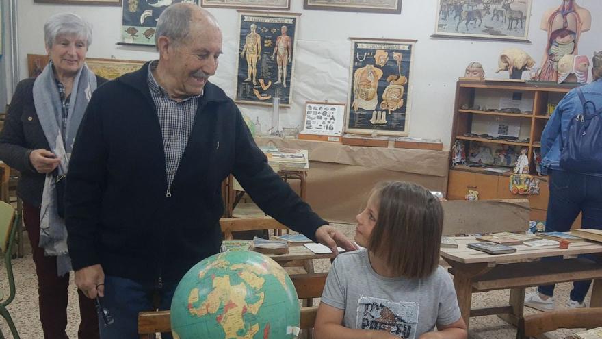 Dos generaciones que se encuentran en el colegio Monte Gándara. | Araceli Saavedra