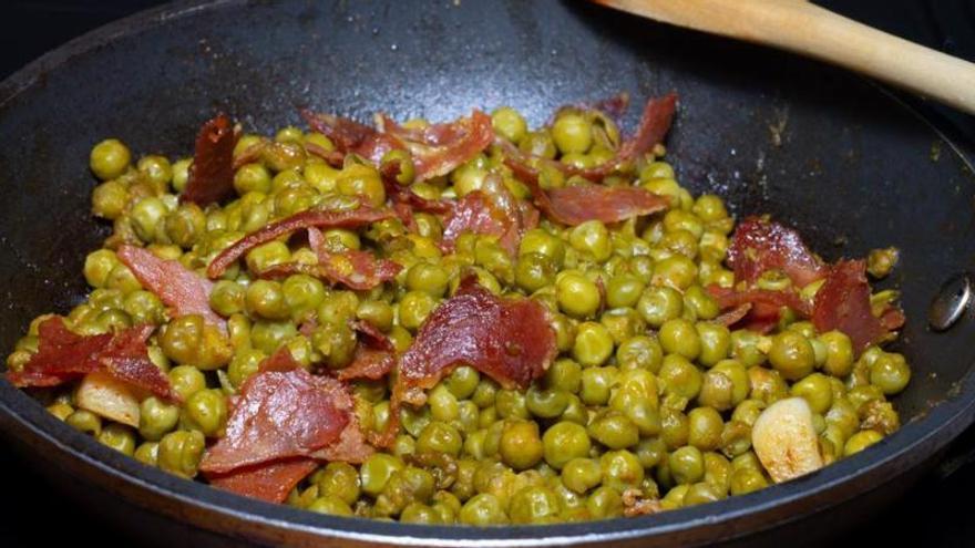 Los expertos coinciden: si tienes inflamación intestinal cambia la carne roja por los guisantes