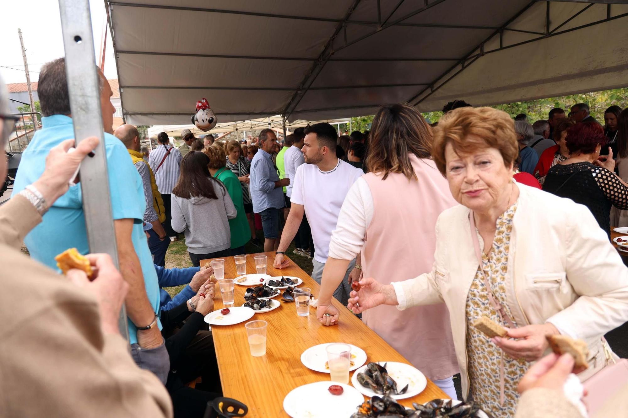 Participantes en la concurrida y ya consolidada fiesta de los molinos de Currás, en Vilanova.