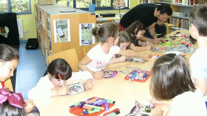 Niños participantes en el taller de máscaras. // FdV