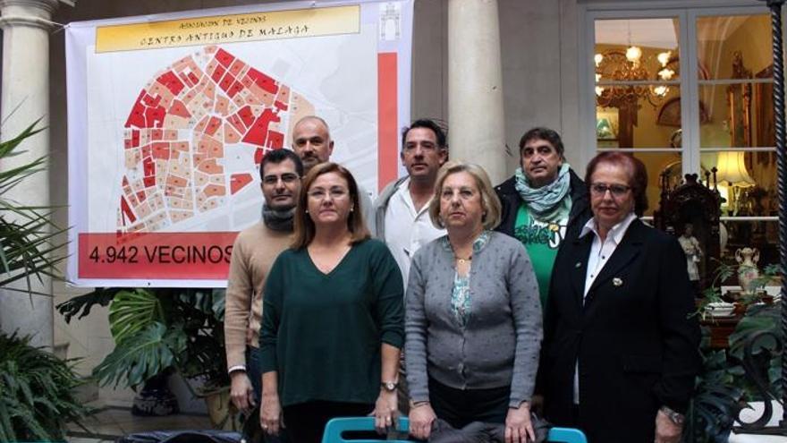 Los representantes vecinales, en la rueda de prensa, con un gran mapa del Centro que informa de que en él viven 4.942 vecinos.