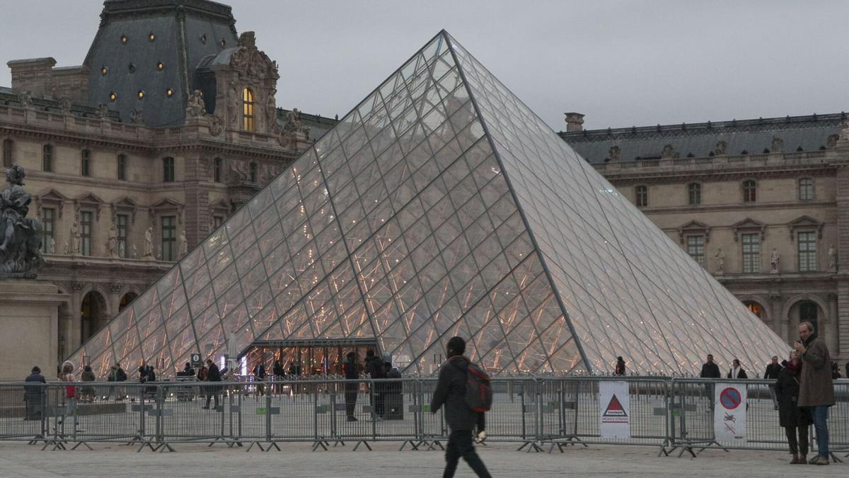 En el foco del huracán tras el robo de las joyas del tesoro real francés, el museo del Louvre quiere pasar página de ese episodio sombrío.
