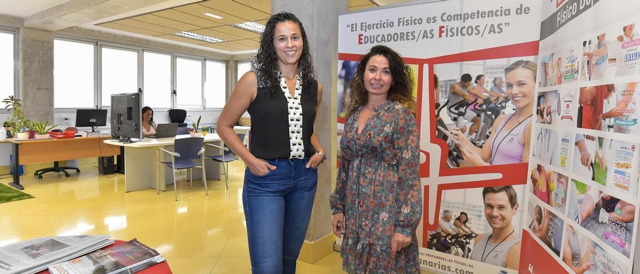 Ginnette González (izq.), gerente del Colefc, y su presidenta, Eva María Navarro, en la sede del Colegio