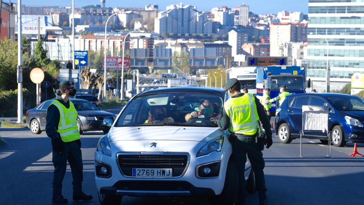 Agentes de la Guardia Civil, en un control perimetral en A Coruña.