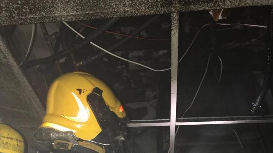 Los bomberos durante las labores de extinción del fuego en la cocina del establecimiento.