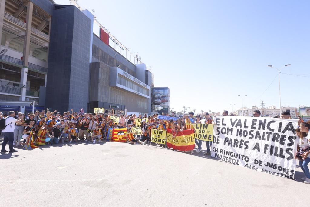 La afición del Valencia CF ante el Elche