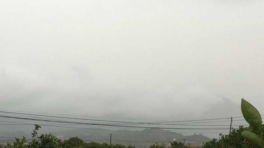 Niebla en las faldas del Montgó tapando por completo la silueta de la montaña, este domingo a mediodía.