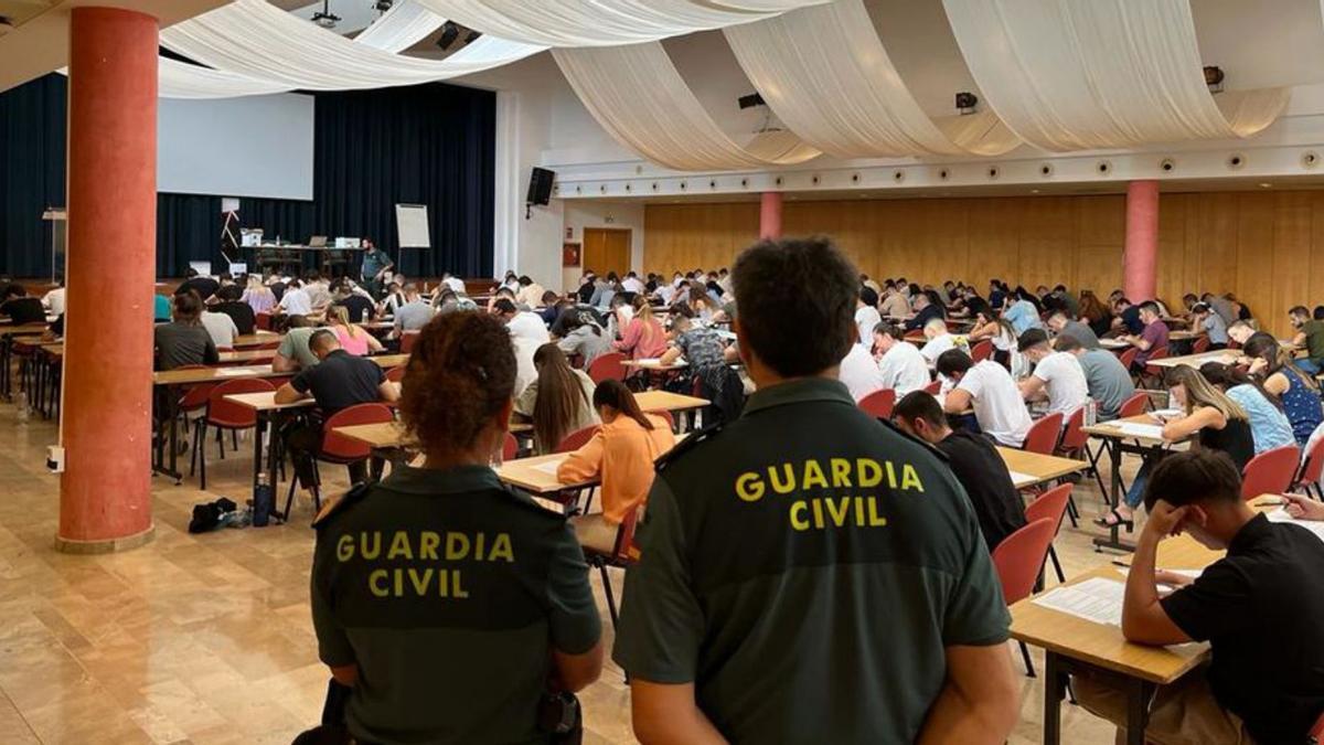 Opositores, ayer, durante uno de los exámenes.