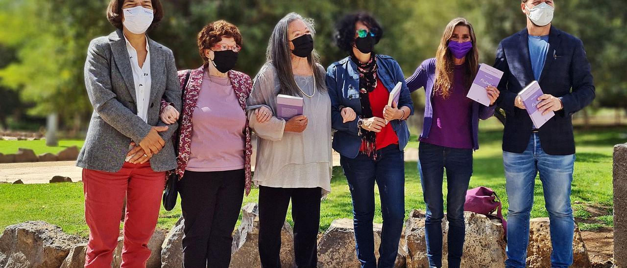 De izq., a dcha., Sylvia Jaén, Isabel Medina, Elsa López, Tina Suárez Rojas, Blanca Hernández y Juan Márquez, ayer, en el exterior del Espacio La Granja, en Santa Cruz de Tenerife | | LP/DLP