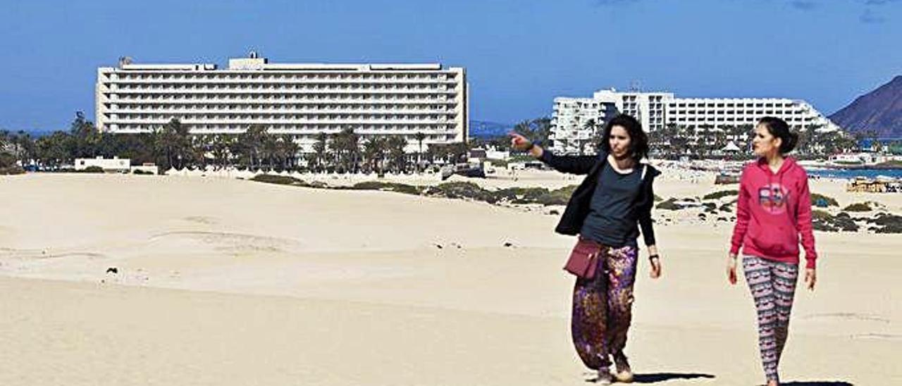 El hotel Riu Oliva Beach, en primer término, que se ubica en el interior del Parque natural Dunas de Corralejo. A la derecha, otro hotel de la cadena, el Tres Islas.