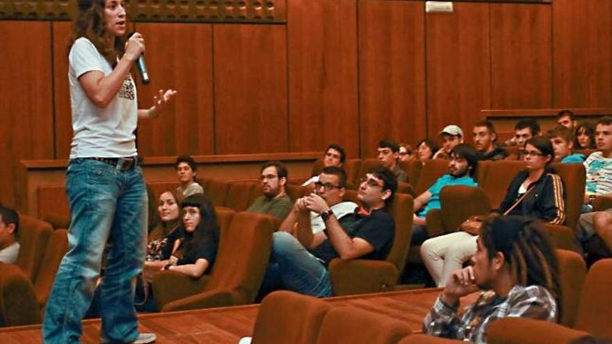 La profesora Mónica Parada imparte la clase magistral de inicio de curso ante los alumnos. / 13fotos