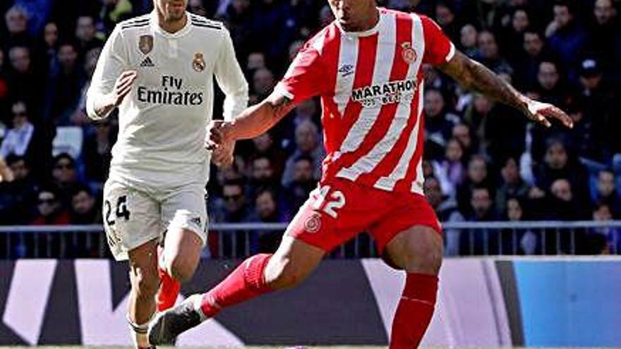 Douglas Luiz és perseguit per Ceballos diumenge passat contra el Reial Madrid.