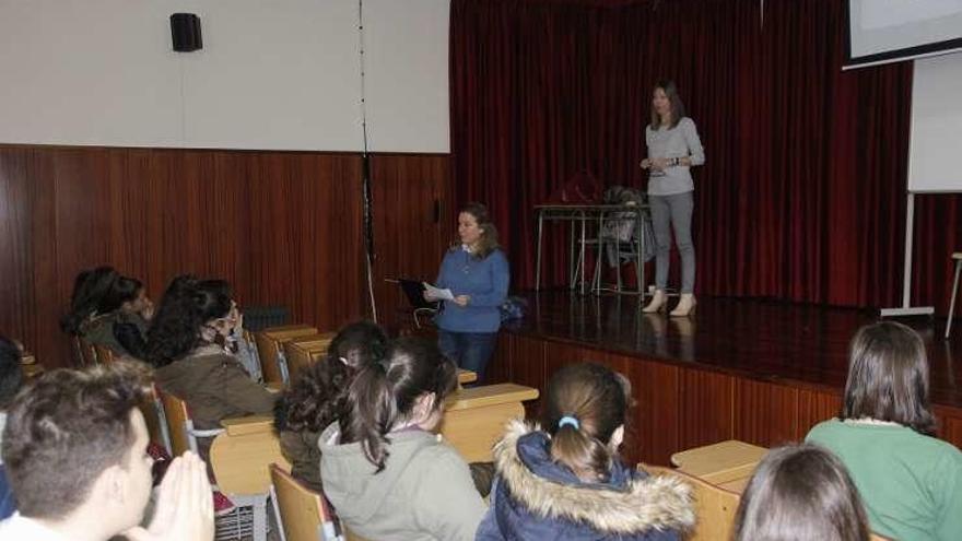 Charla sobre alimentación saludable en el Illa de Tambo. // S.A.