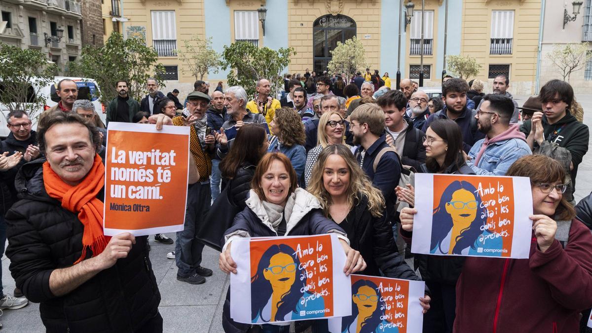 Concentració en suport a Mónica Oltra a les portes del Palau de la Generalitat