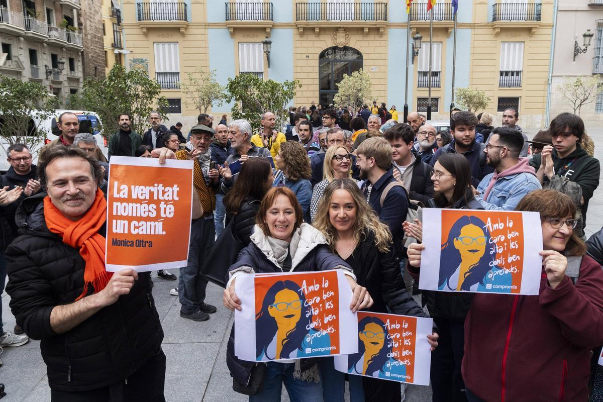 Concentración en apoyo a Mónica Oltra a las puertas del Palau de la Generalitat.