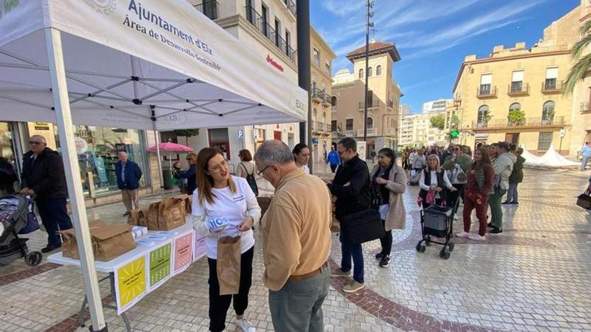 La carpa montada esta mañana en el centro de Elche para repartir un regalo