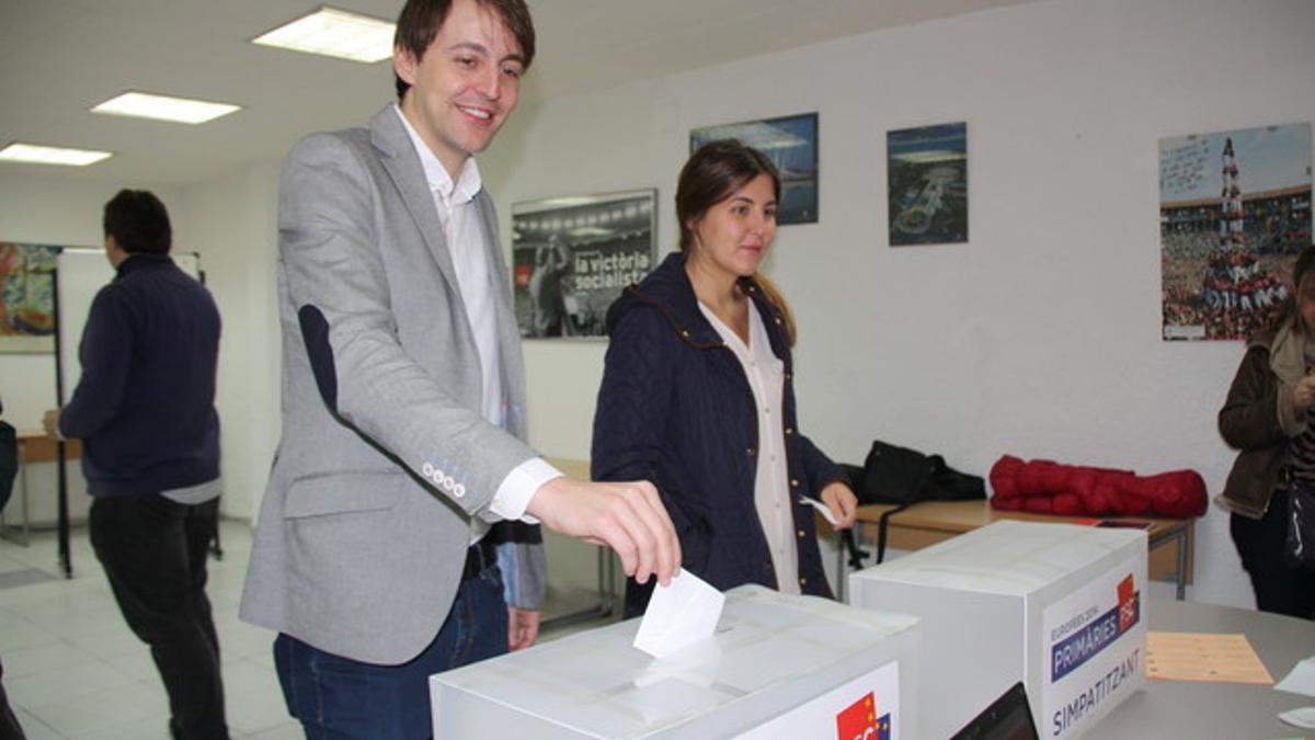 Javier López vota en las primarias del PSC para las europeas, ayer.