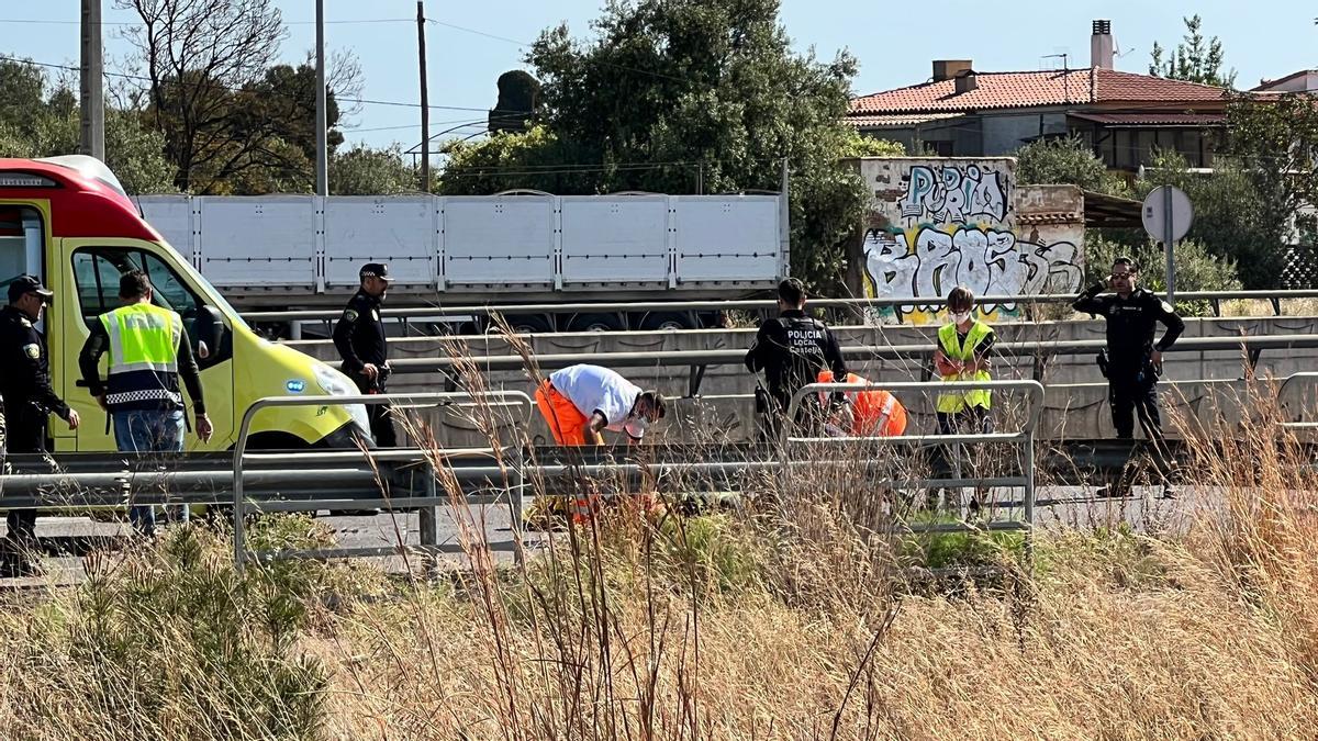 Policías locales y medios sanitarios, junto a la víctima este viernes por la mañana.