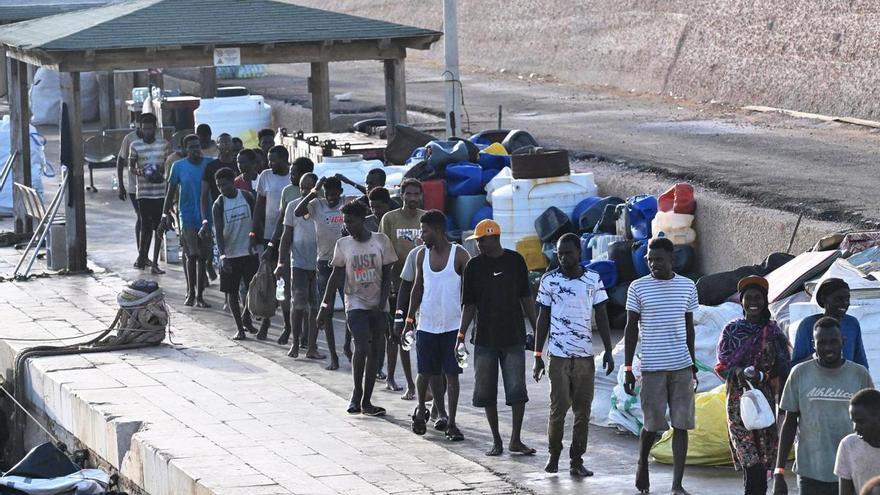 Meloni anuncia que Italia aumentará a 18 meses el período máximo de detención de los migrantes