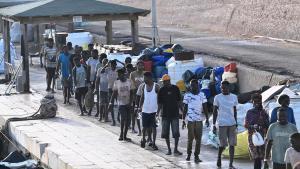 Un grupo de migrantes, este lunes, a su llegada a Lampedusa tras ser rescatados por la Guardia Costera.