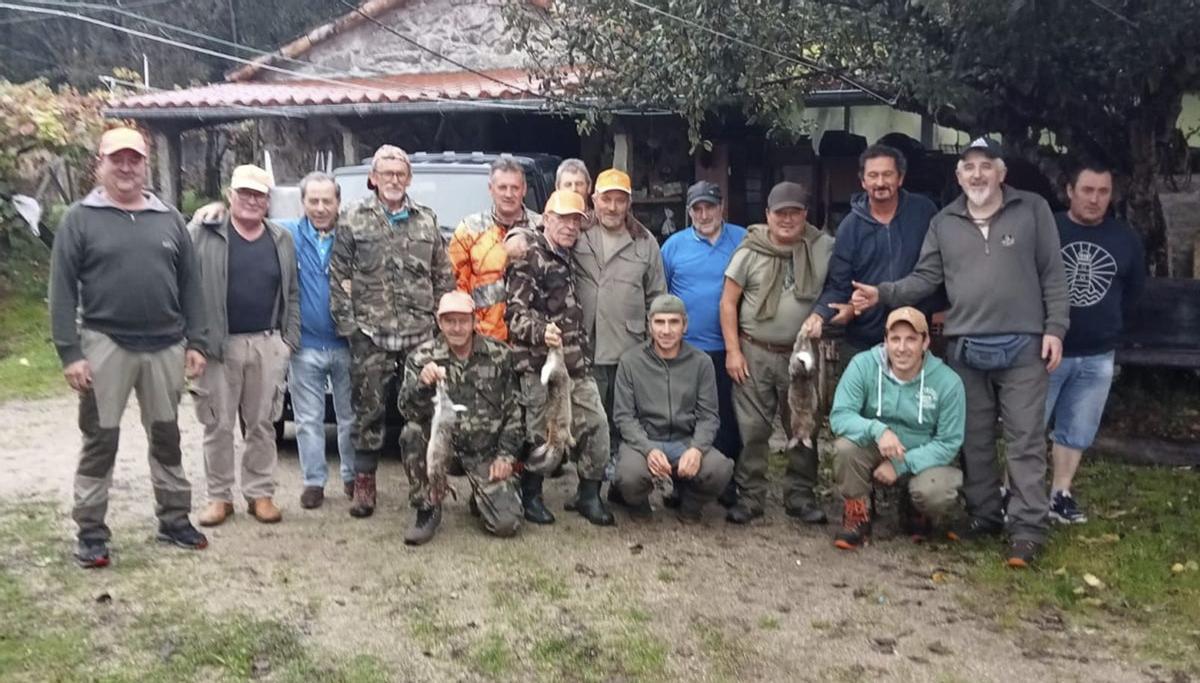 Participantes en una de las últimas temporadas cinegéticas en los montes de Moaña, con varios conejos capturados. | SANTOS ÁLVAREZ
