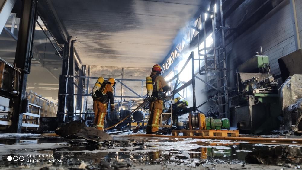 Imágenes del incendio de una fábrica en Alcoy.