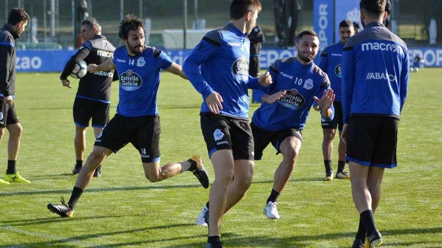 Andone, junto a Arribas durante el entrenamiento de ayer en la ciudad deportiva.