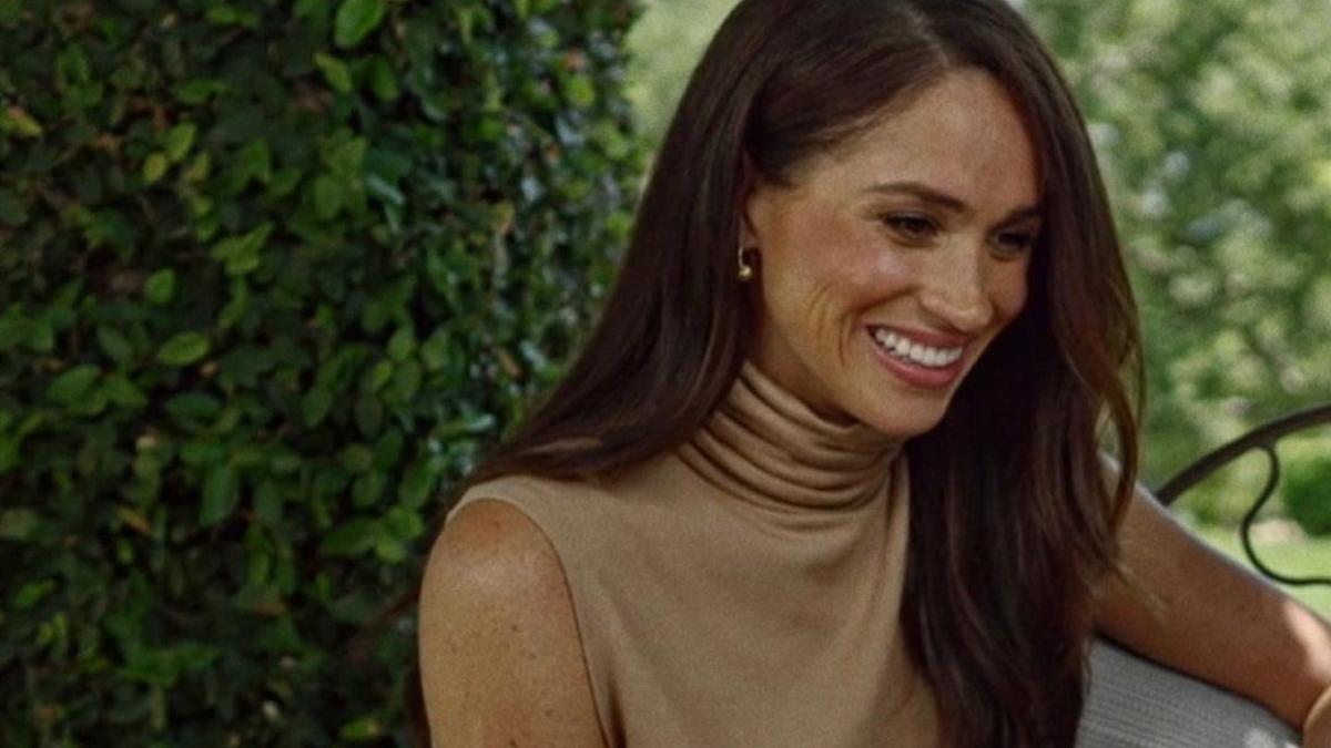 Meghan Marke reaparece con el conjunto de punto más elegante