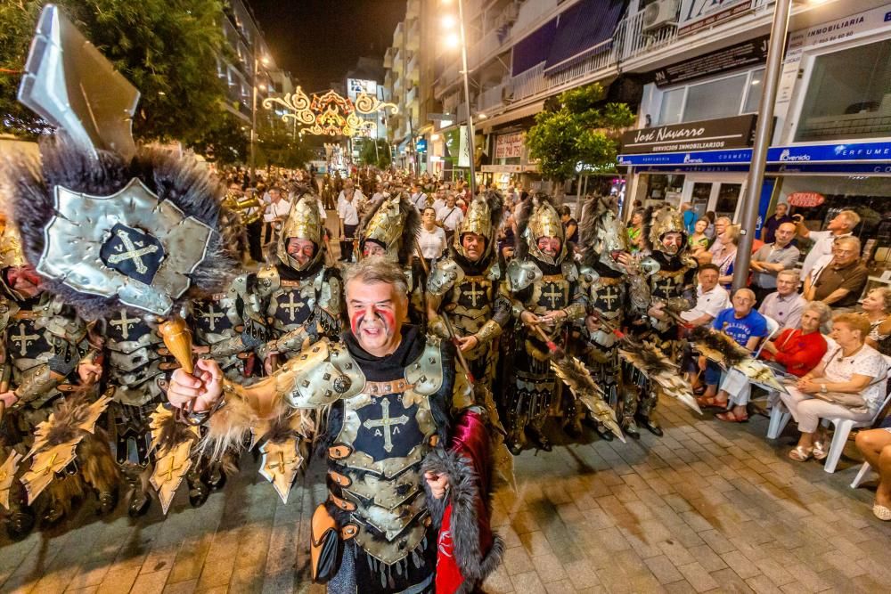 Los Moros y Cristianos hacen suyas las calles de Benidorm.