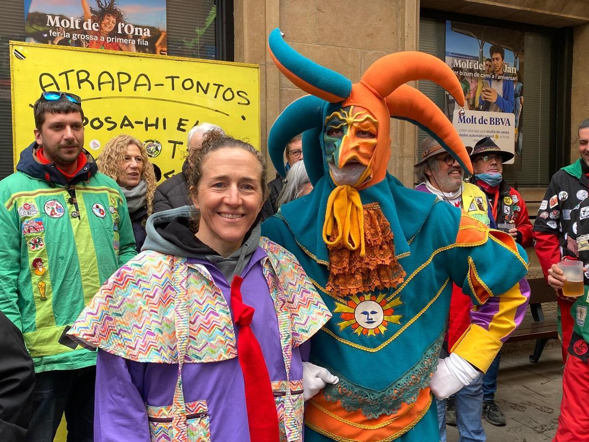 Núria Picas amb un dels bufons del Carnaval de Solsona